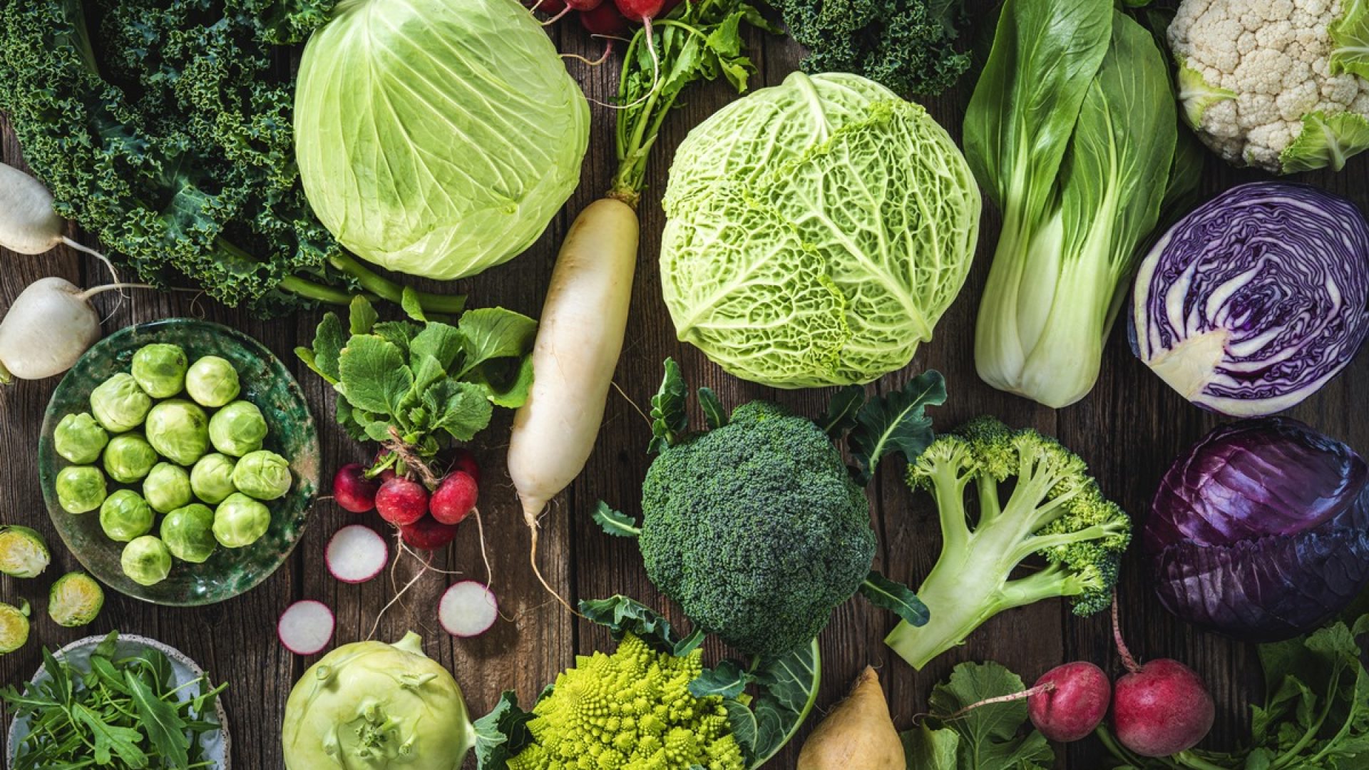 1 de 1 Variedade de vegetais crucíferos, incluindo repolho, brócolis, couve, nabo, couve-galega...